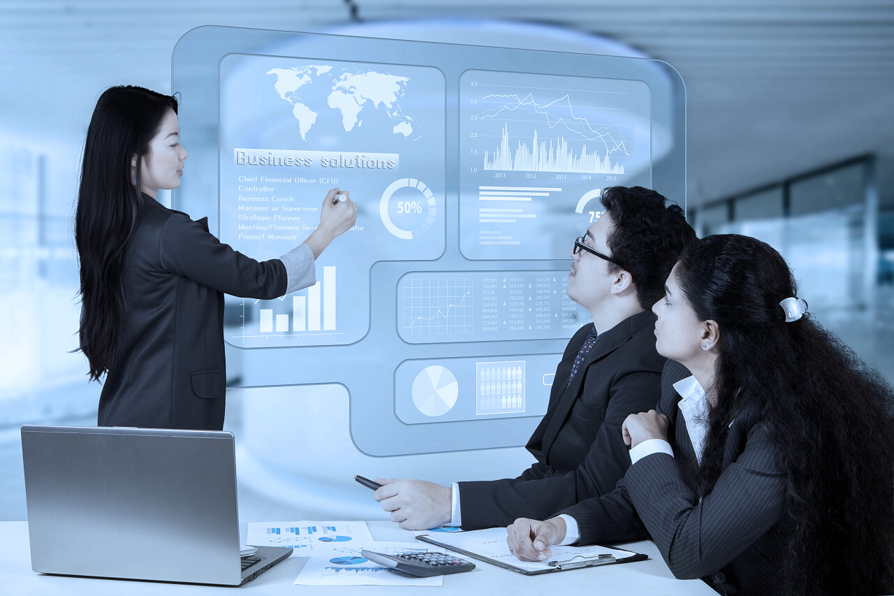 在办公室里一位女白领正在用PPT讲解工作目标