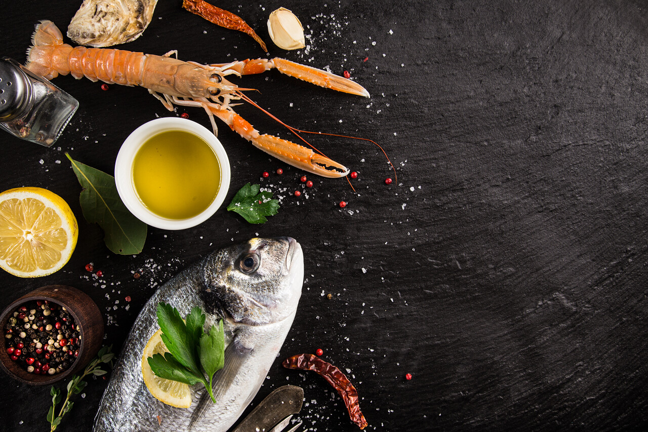 大理石木板上放着一堆各种各样的海鲜