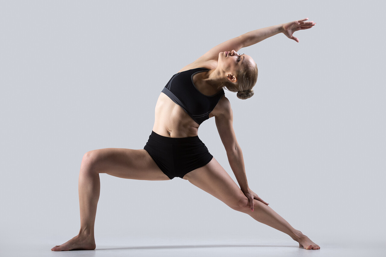 一位正在运动中的气质女孩产后瑜伽产后瑜伽