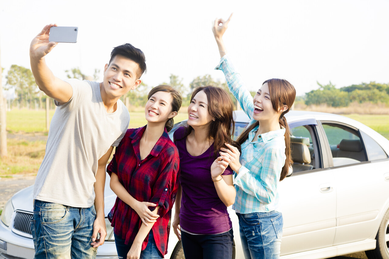 一群年轻人在自驾游的路上拍起了照片放松自驾游