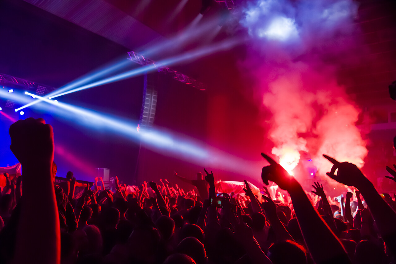 热闹的音乐会场上散发着红色的氛围感