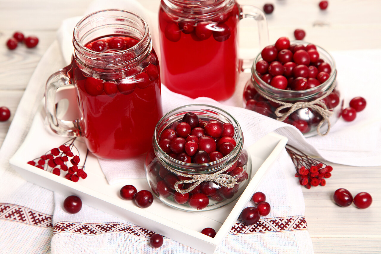 餐桌上放着美味可口的水果和饮料