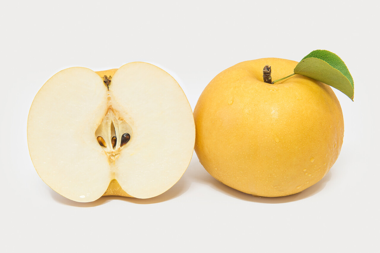 白色背景上有俩个切开的水果传统二十四节气24节气惊蛰