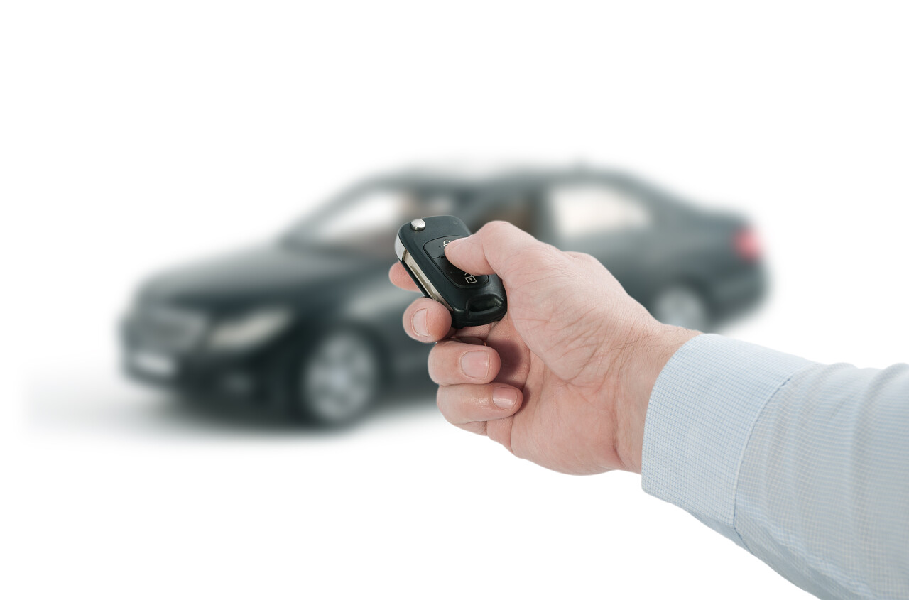 白色背景上有个人正在手拿钥匙开门