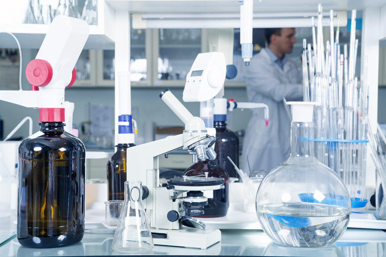 实验室里一个人正在拿着试管瓶子做实验