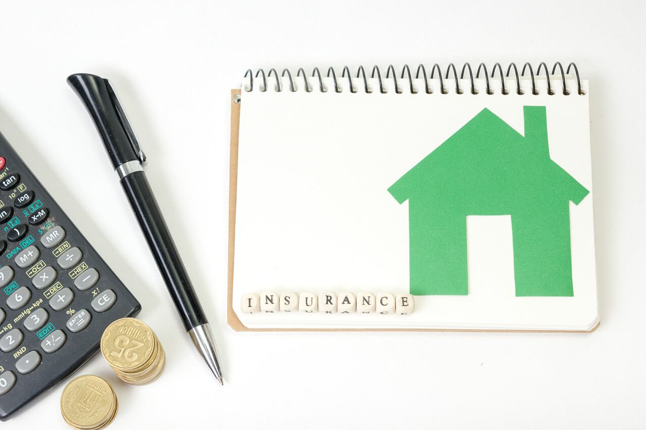 白色背景上有支笔和计算器