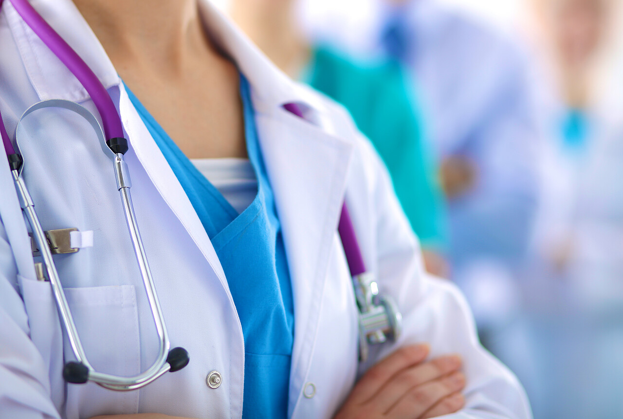 一个医生脖子上挂着听诊器医护团队