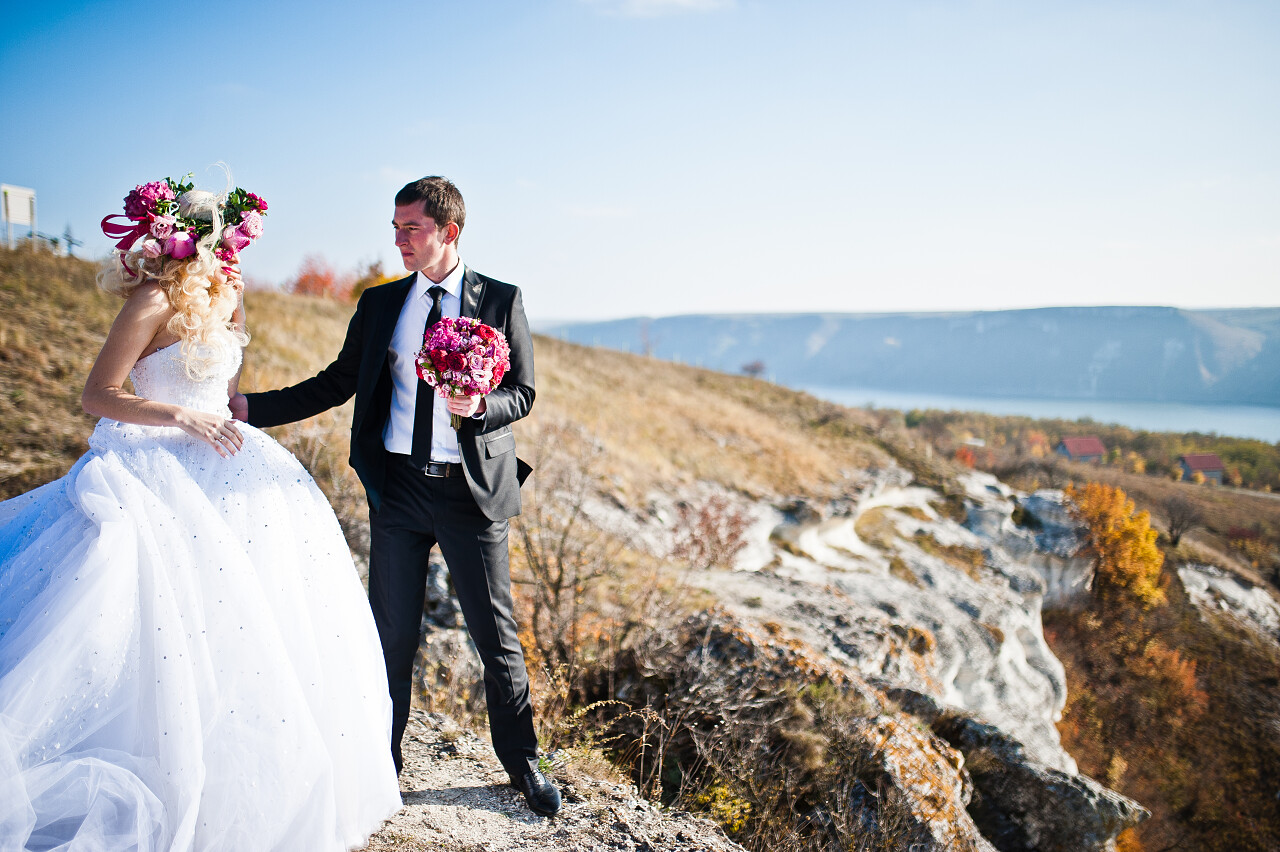 阳光明媚的天空下一对幸福的新人