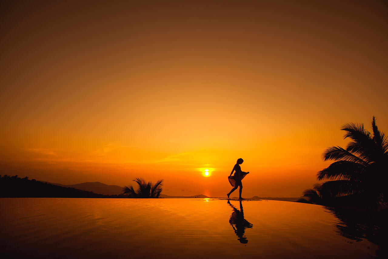 日落时分海边年轻女孩剪影