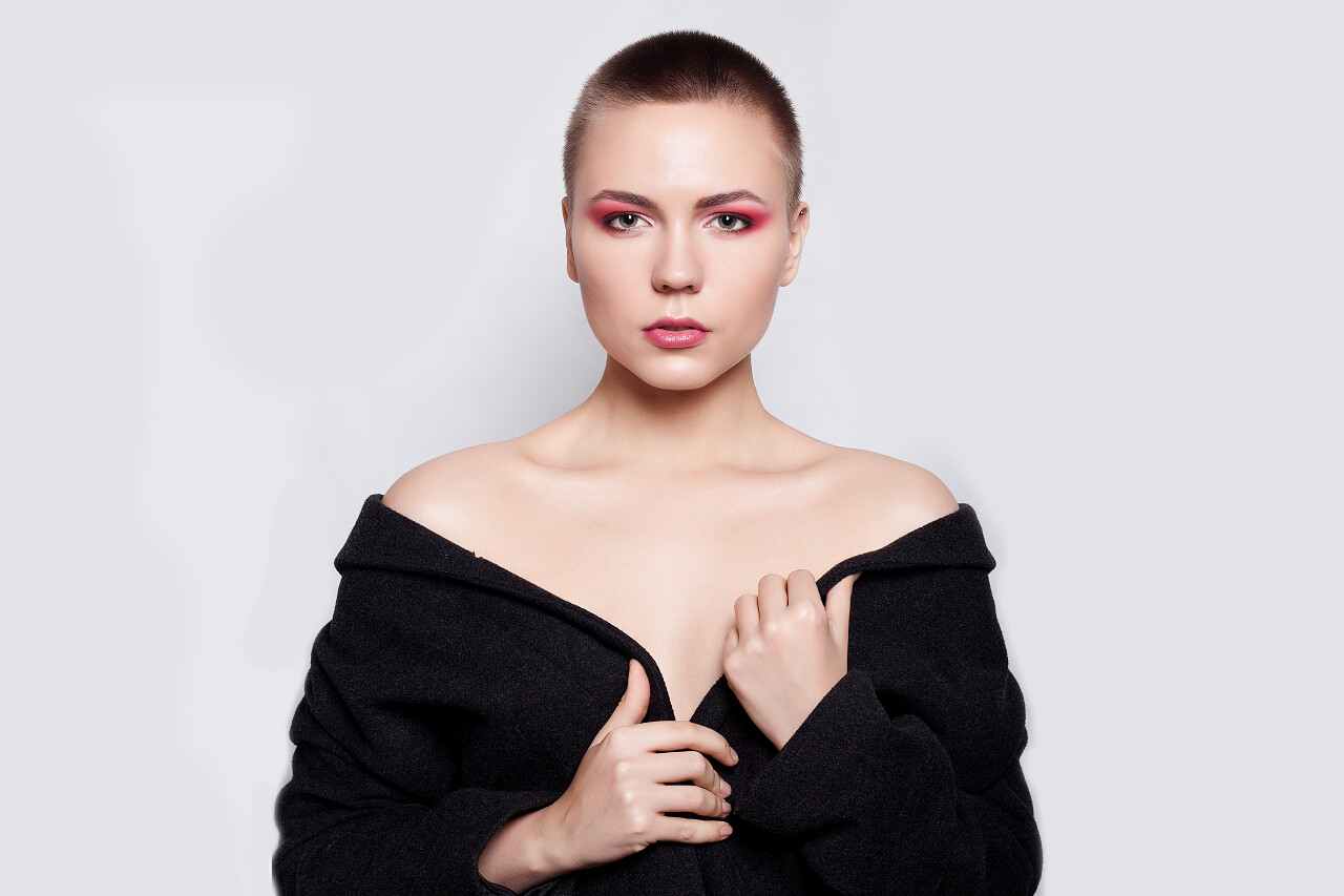 白色背景上魅力时尚的女孩肖像美女三七女生节37女生节