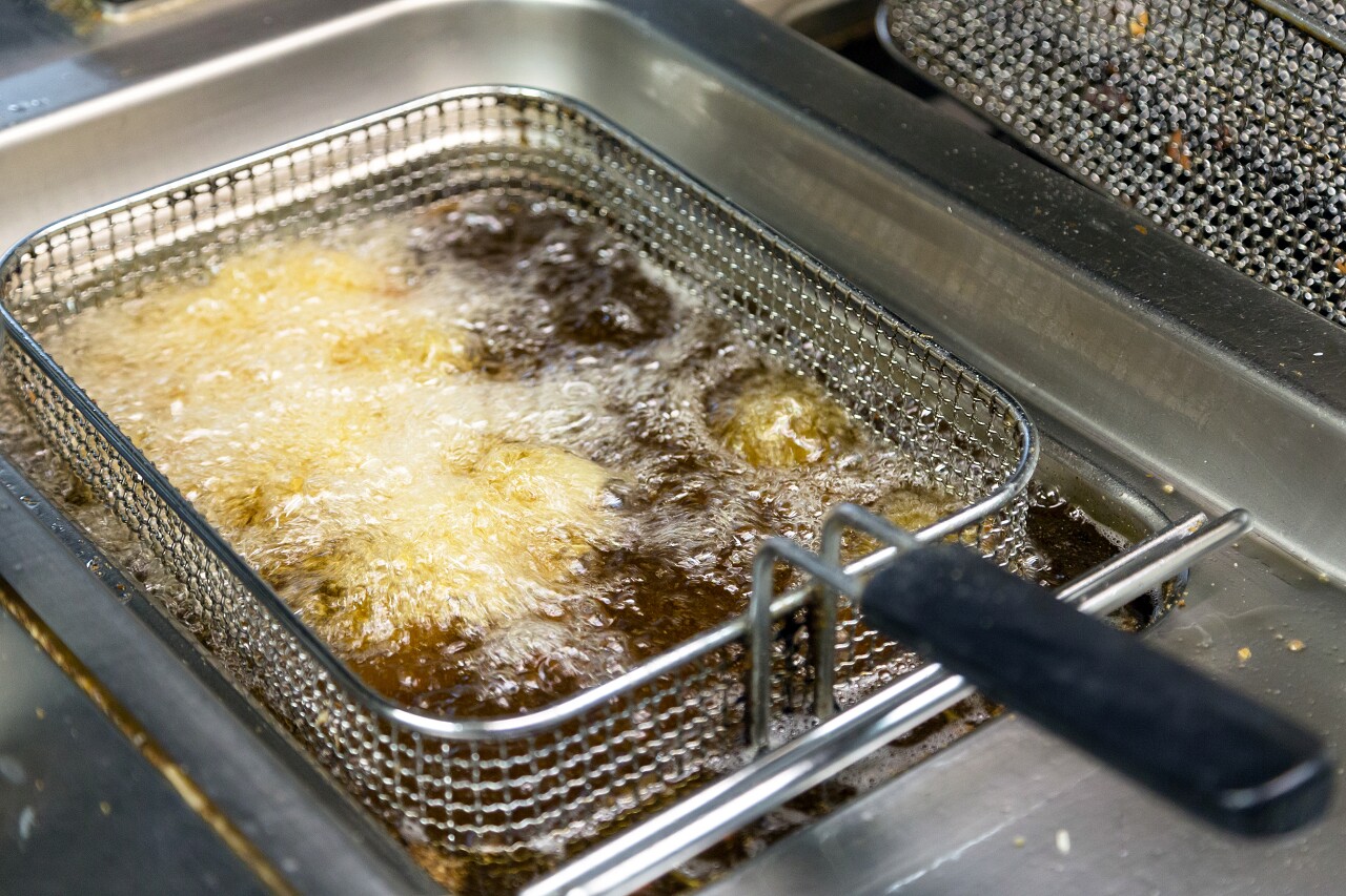 厨房里干净的油炸锅