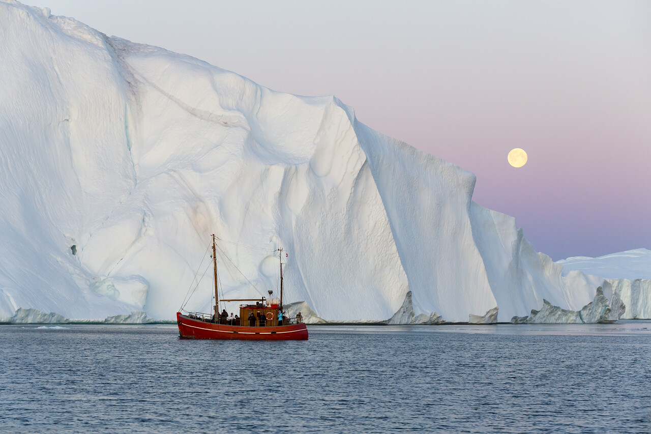 冰川上的旅游科学船风景图