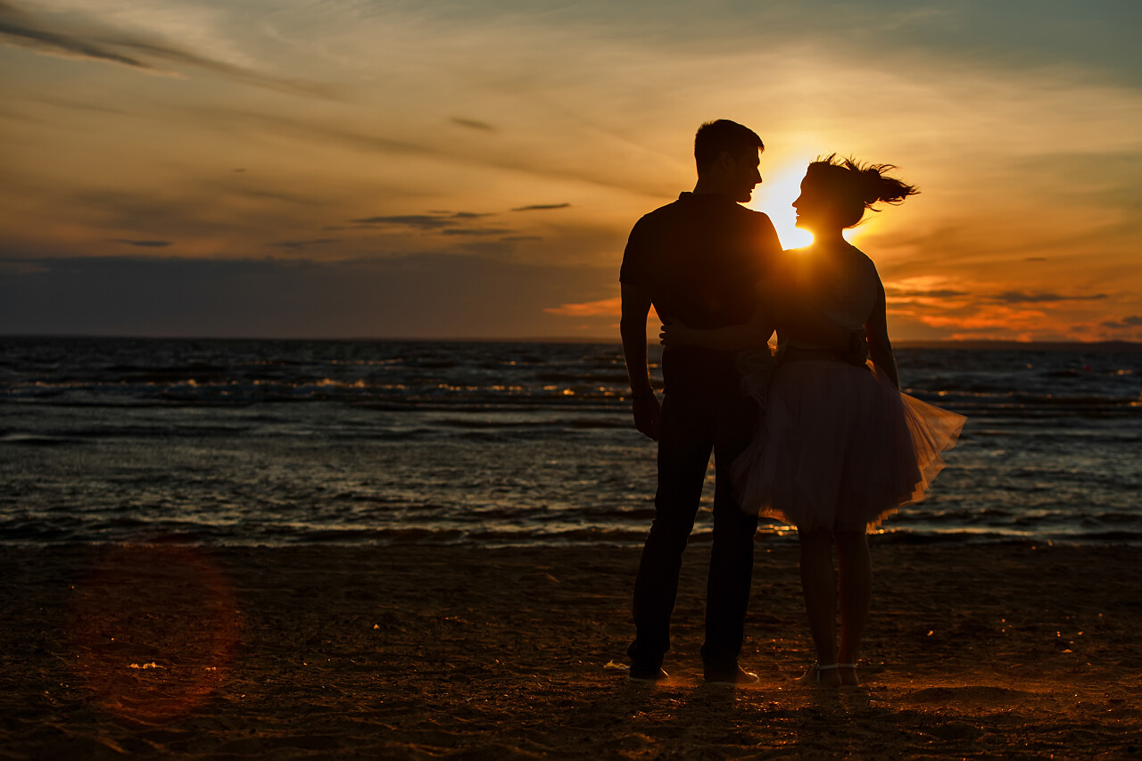 夕阳男人女人沙滩剪影七夕520情人节214情人节