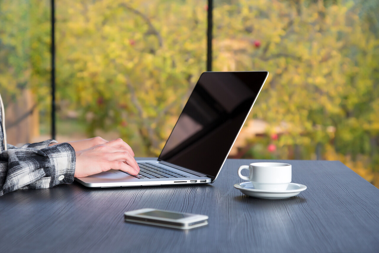 黑色木制桌面上用计算机工作的人