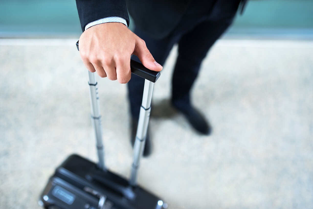 一个手提箱的人的手特写