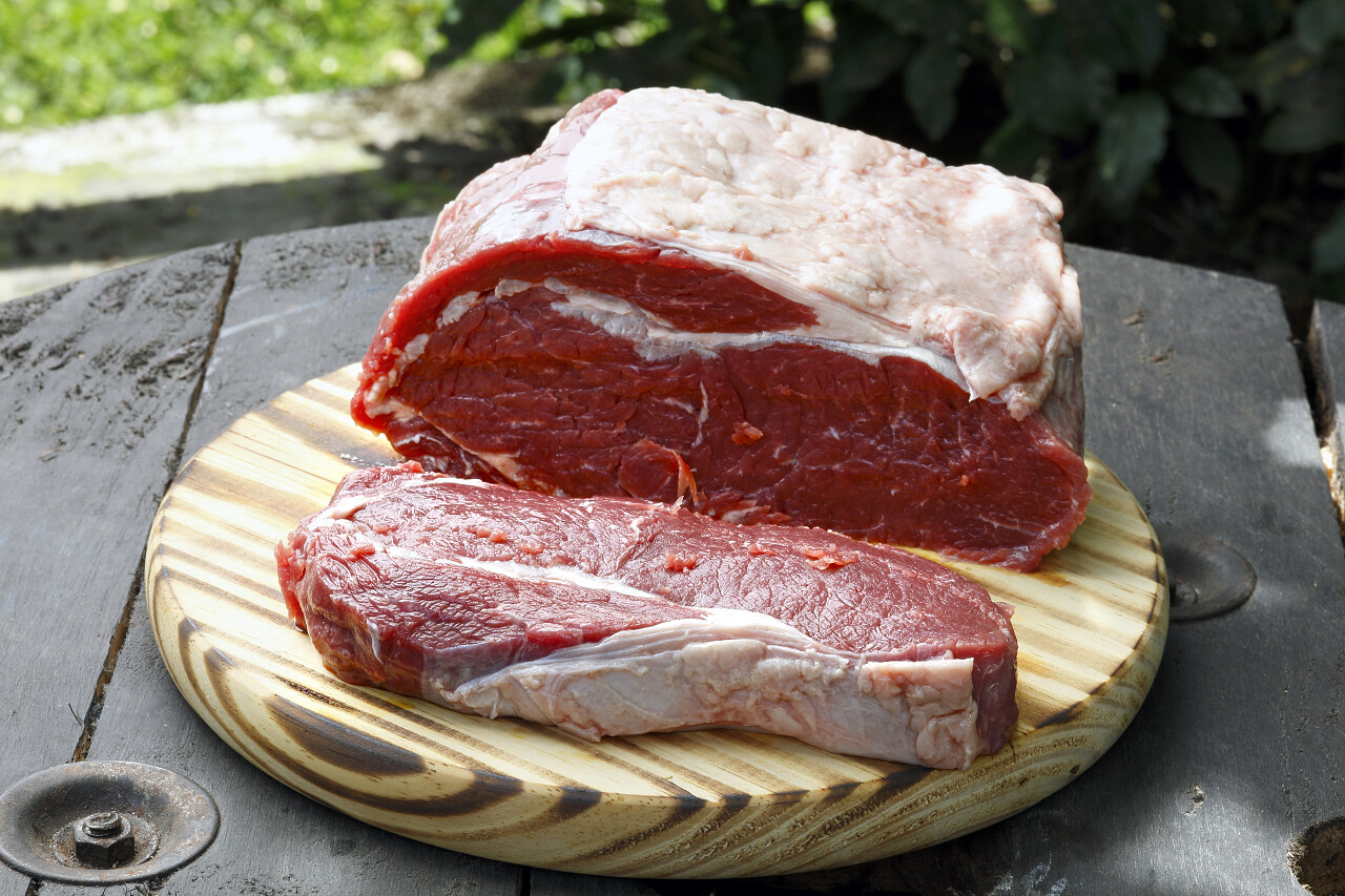 黑色木板反对在一块生牛排素材