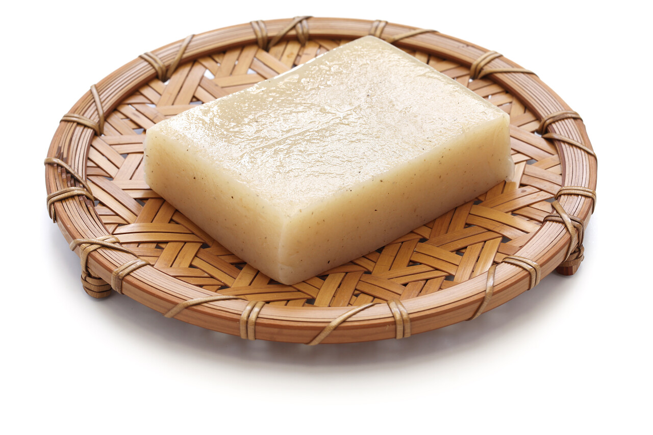 白色背景下竹编盘子上日本健康减肥食品素材