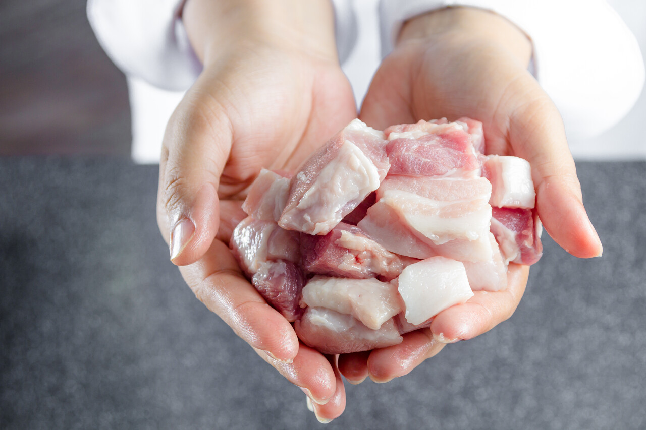 紧抱着五花肉的厨师俯视图