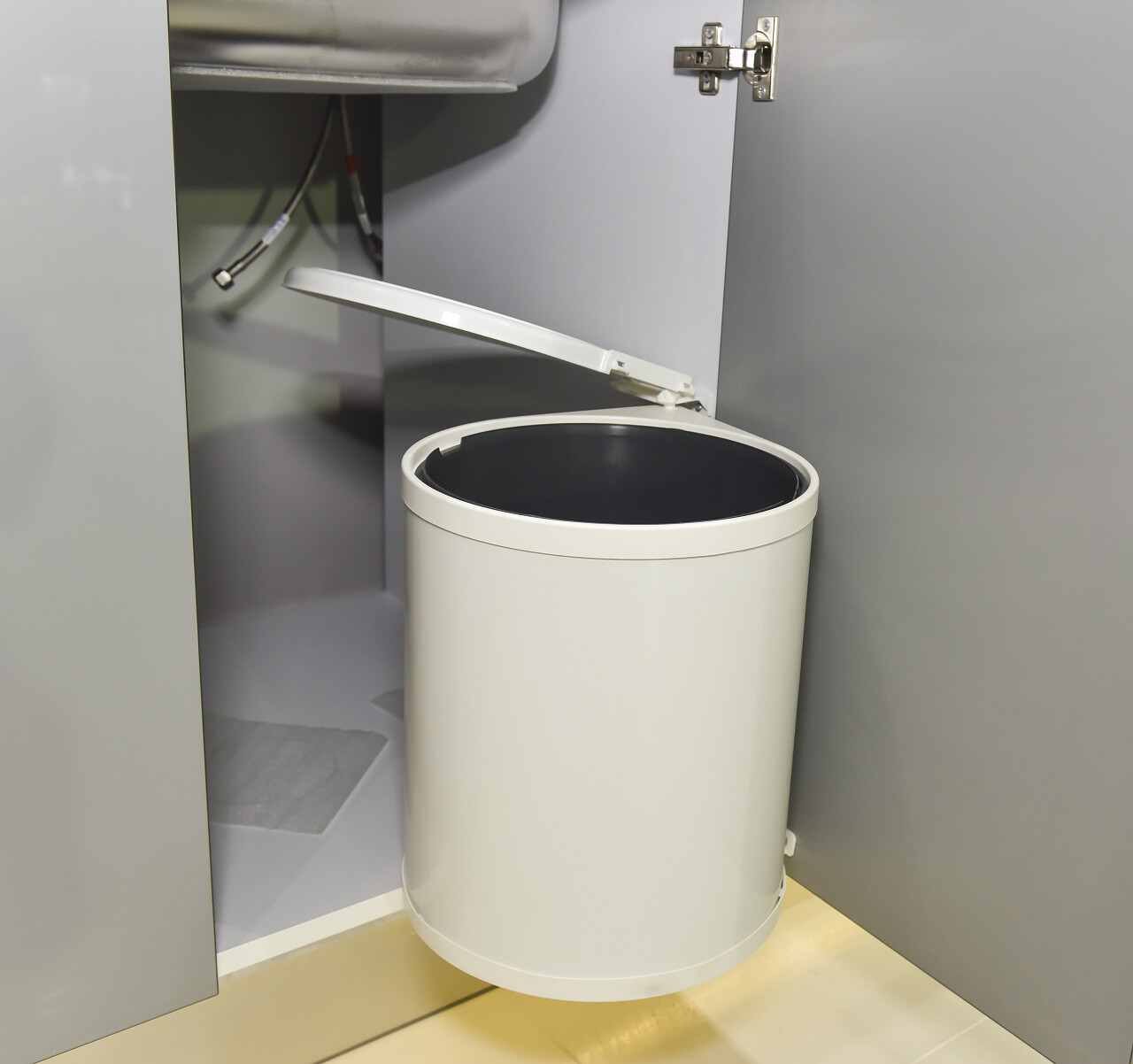 厨房橱柜门上靠着的塑料垃圾桶