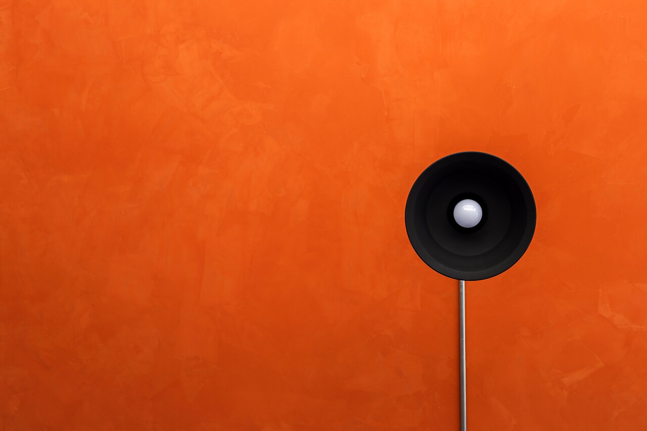 橙色水泥背景上天花板的灯