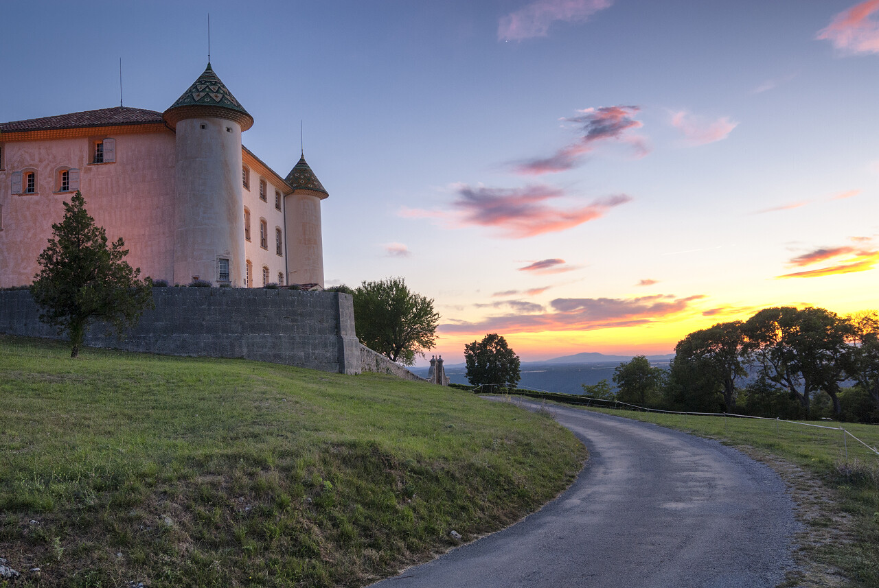 夕阳落日下美丽的城堡法国旅游