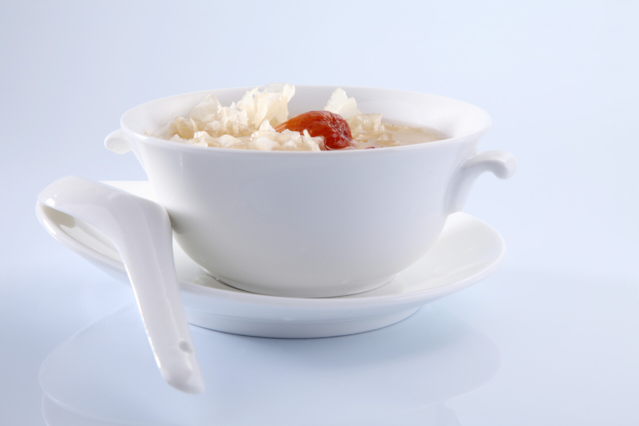 白色背景下雪果冻真菌中国传统医学与红枣