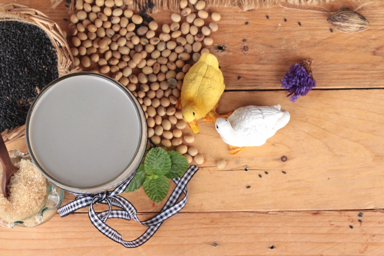 木质板上的健康养生豆浆混合黑芝麻