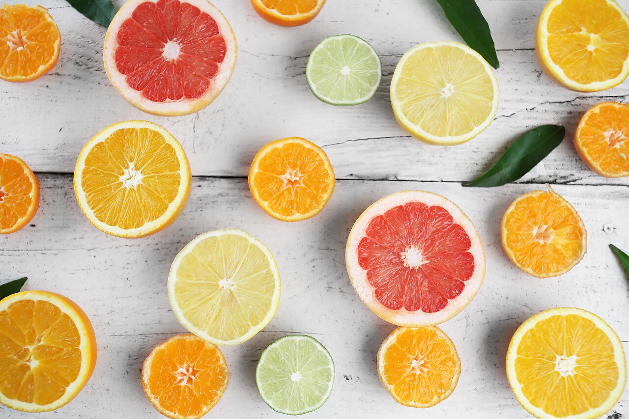 白色背景上的混合柑橘