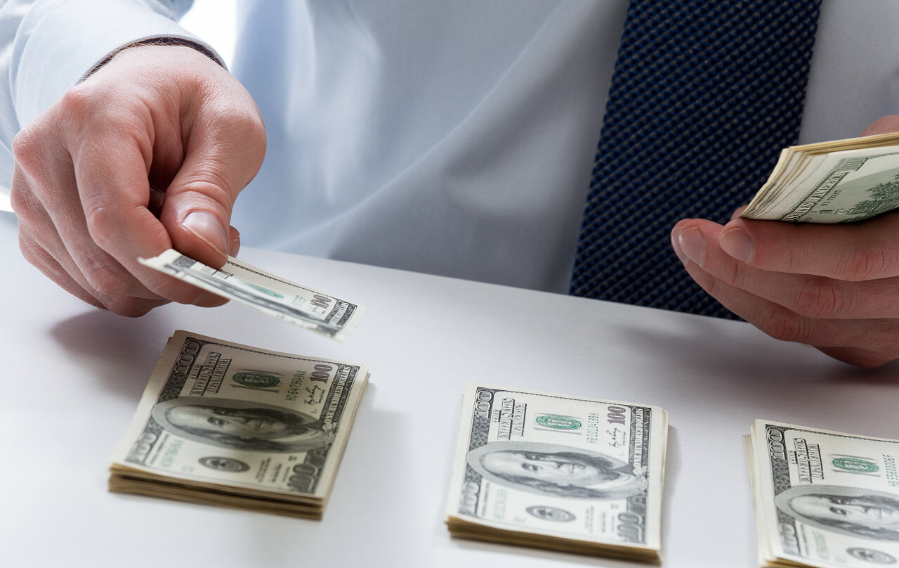 计算会计利润数钞票的手的特写镜头