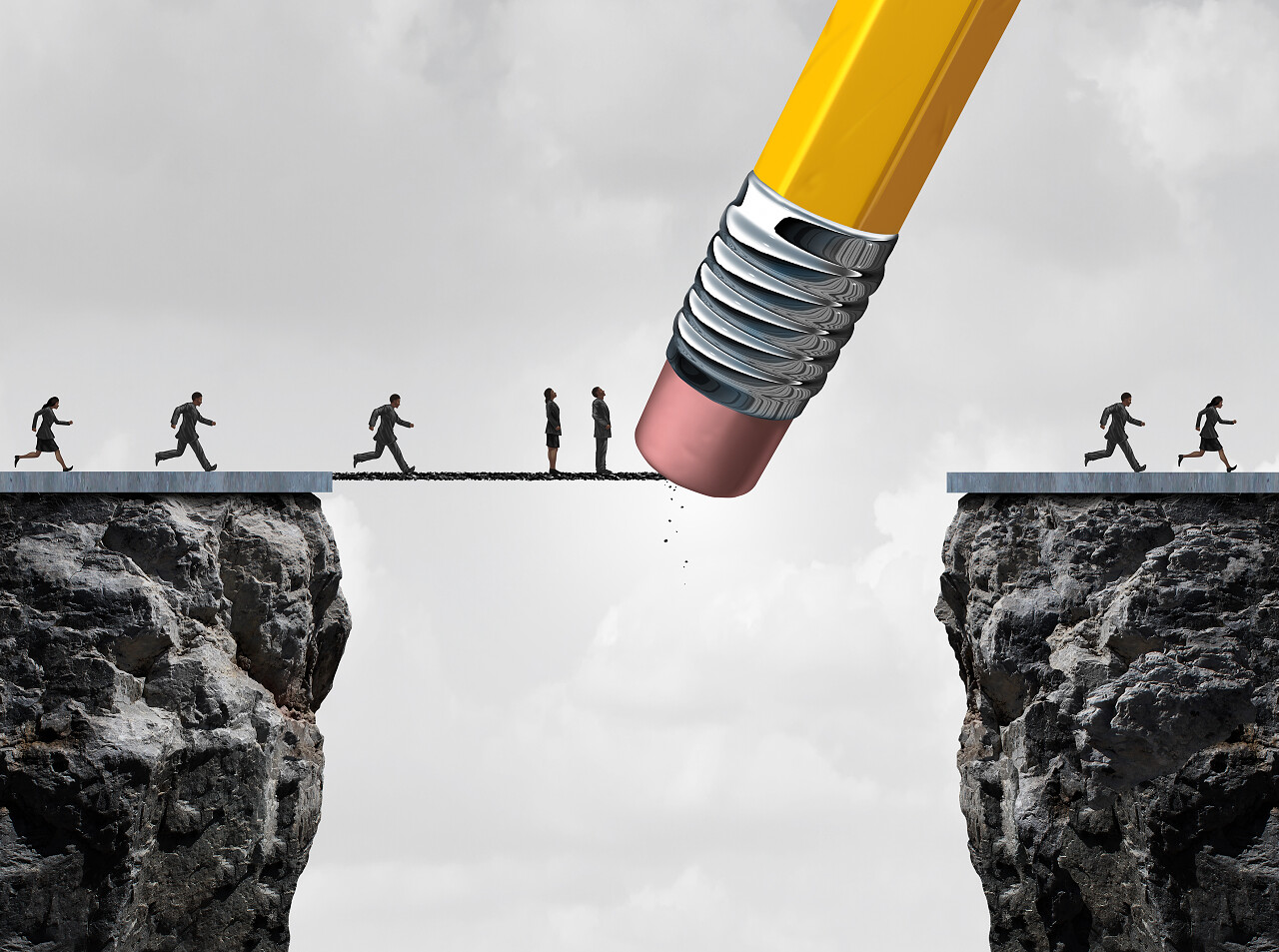 灰色背景下商务错过机会和懒散商人在悬崖上比赛图片