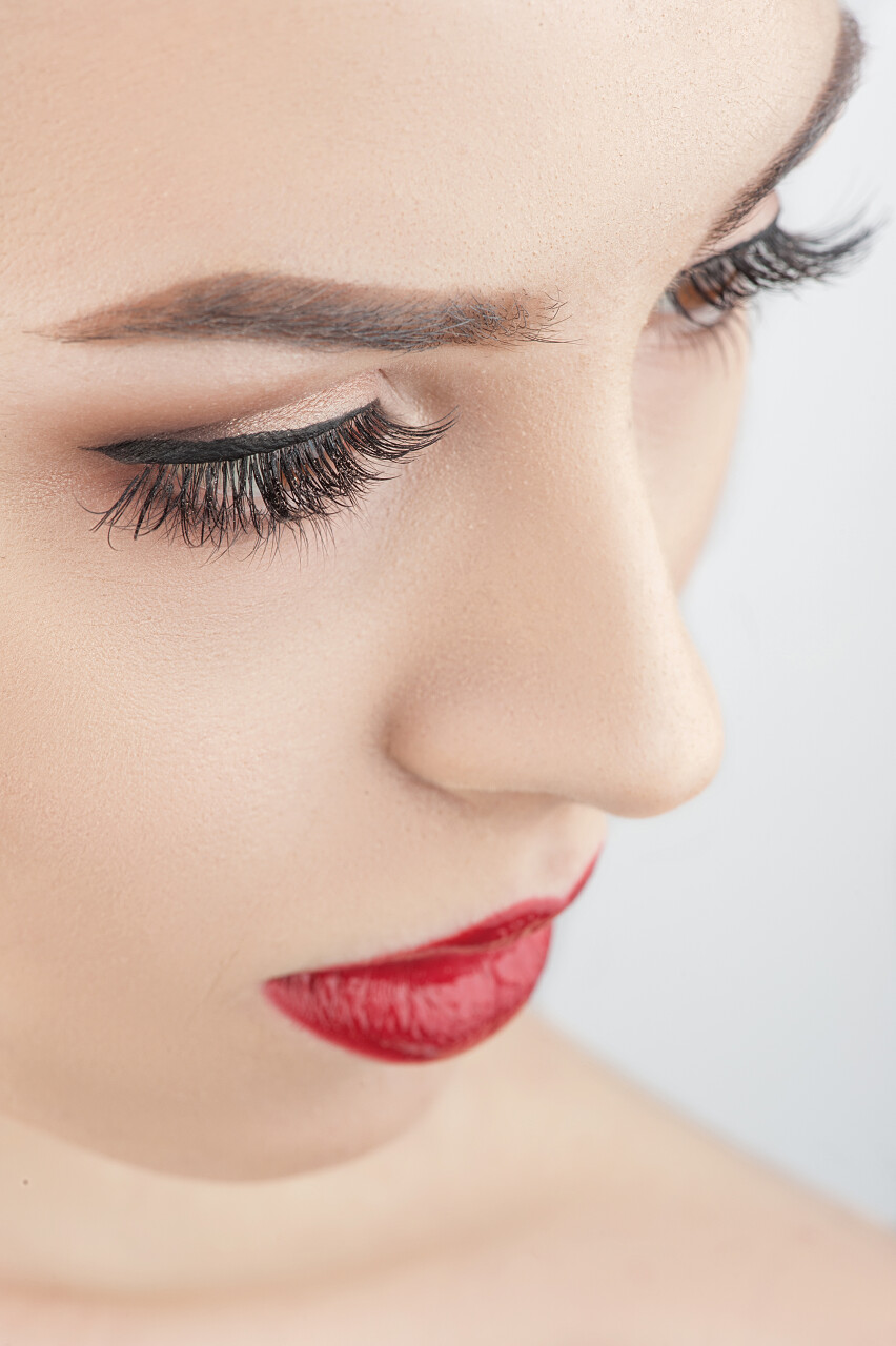 白色背景下美丽女性欲望脸的特写嘴唇