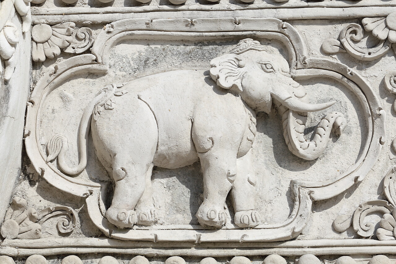 白色背景下创造力雕刻成的的美丽图案