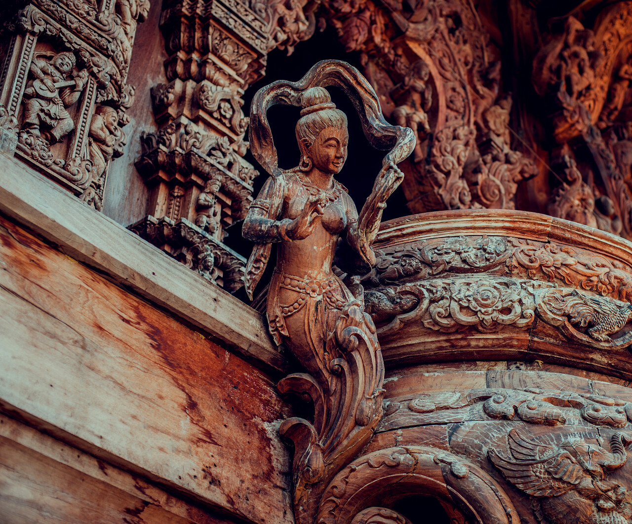 木制雕塑在避难所的真相