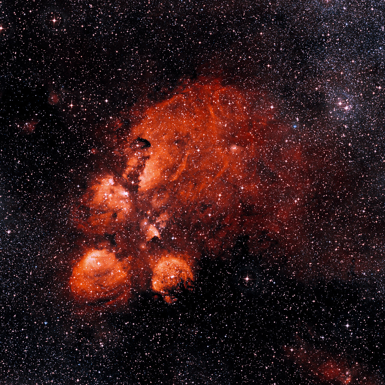 黑色背景下美丽爆炸的恒星星云图片