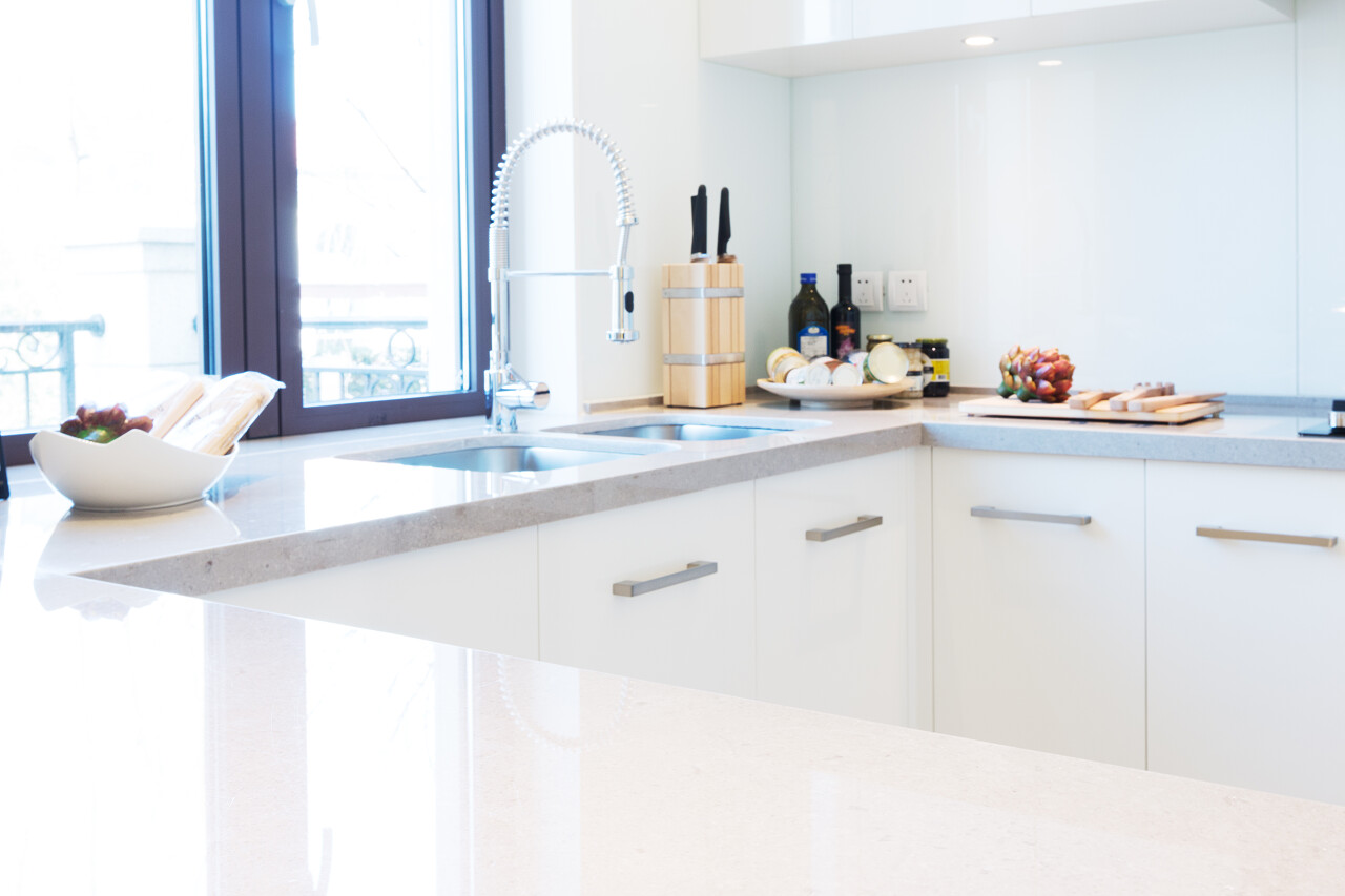 白色背景下现代设计感的厨房烹饪设施