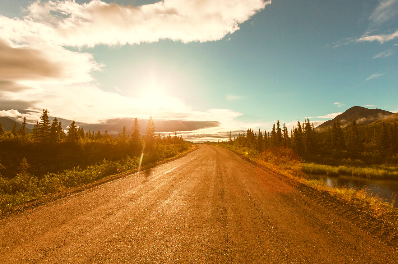 落日下阿拉斯加州迪纳利公路景观风景图
