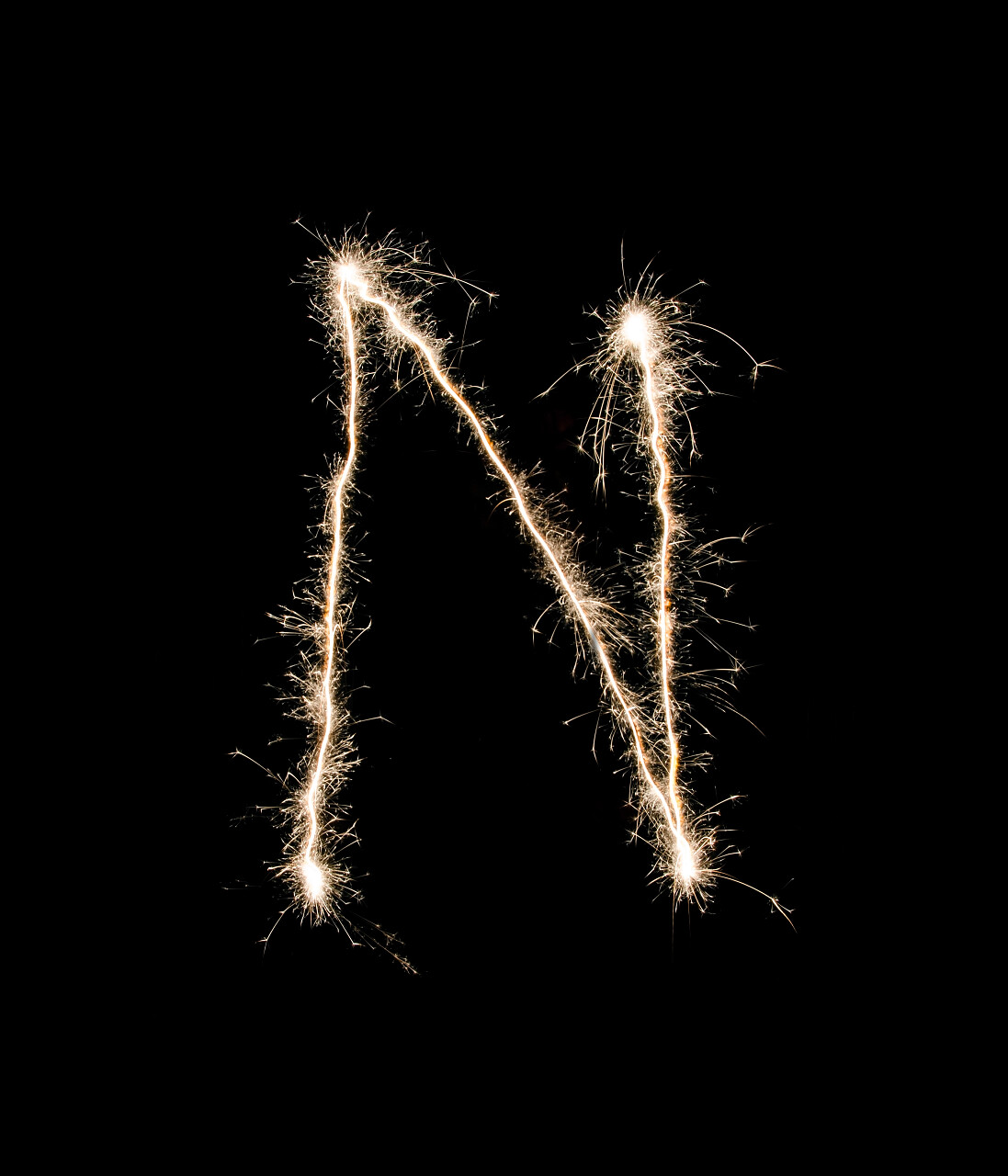 黑色背景上用 spakrs 画的字母N