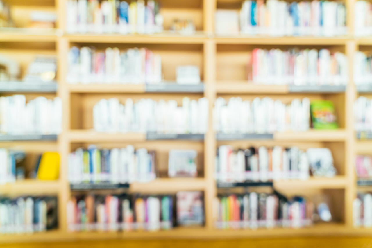 老式筛选器下的抽象模糊图书馆室内背景图