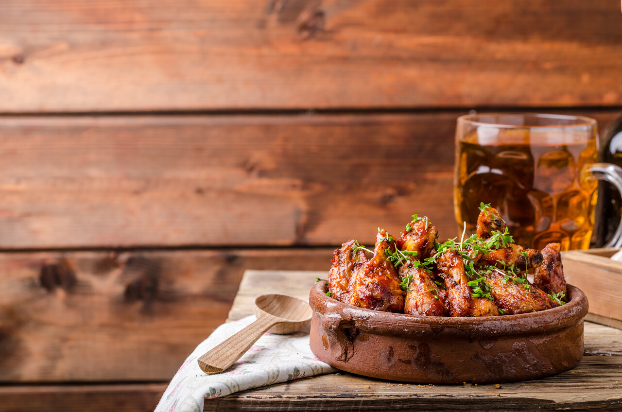 木质板背景下秀色可餐的烤鸡翅膀素材