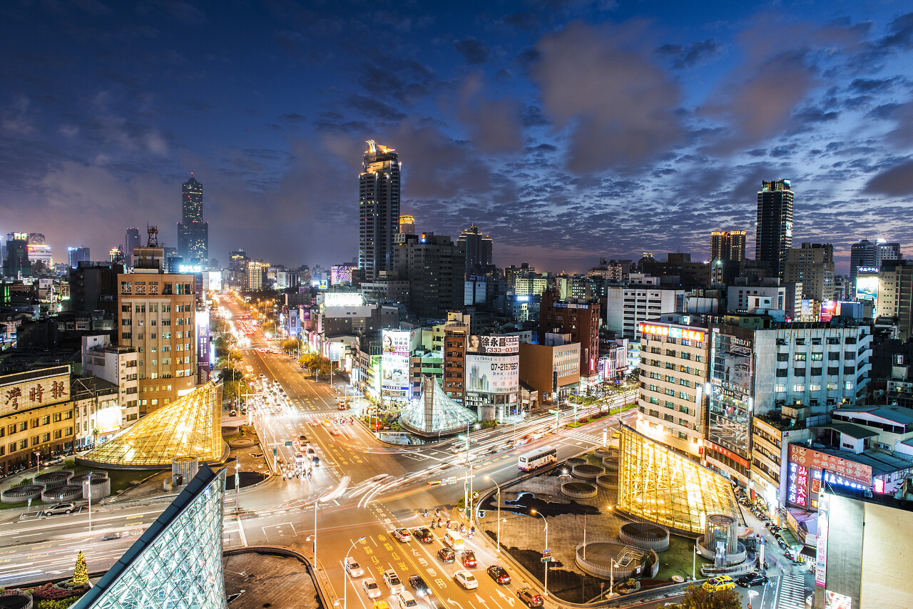 夜幕下灯火辉煌的台湾高雄风景图台湾旅游