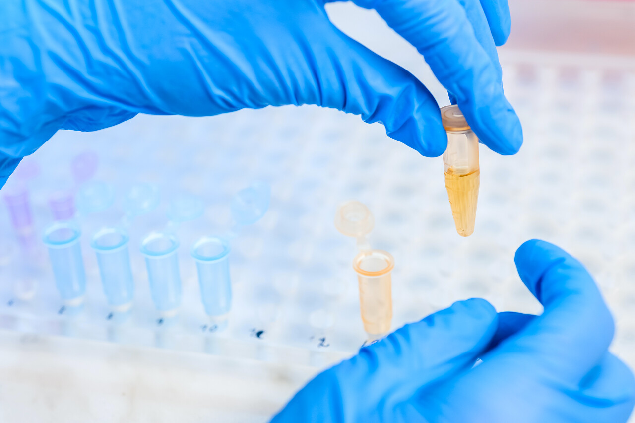 现代实验室里科学家试管化验的手特写