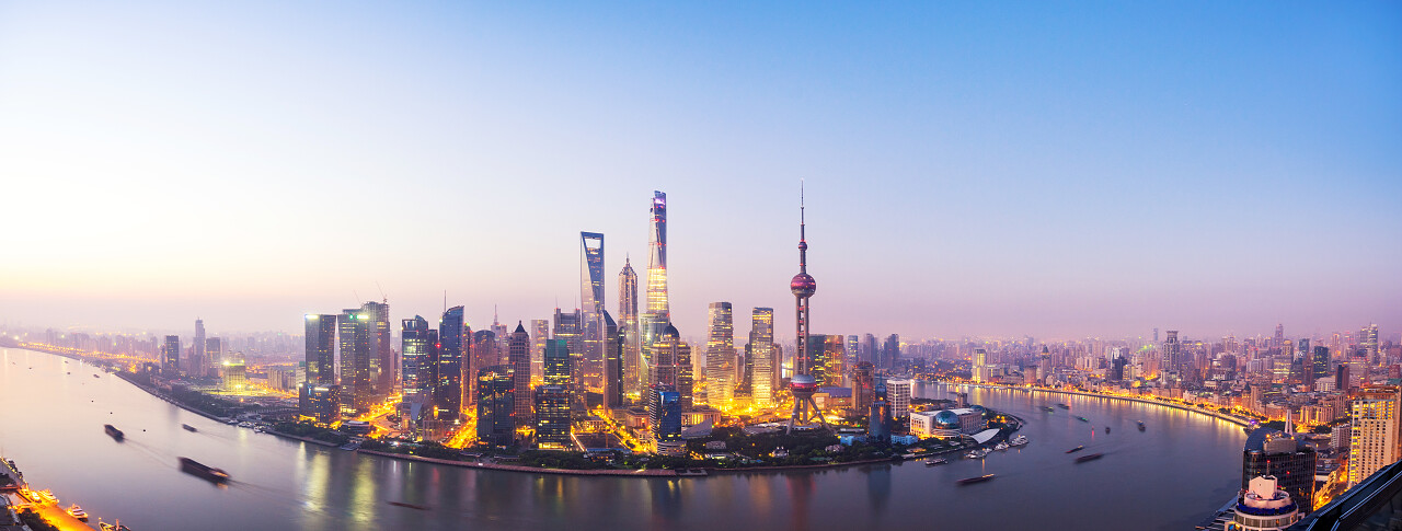 蓝色天空下照亮城市天际线的风景图