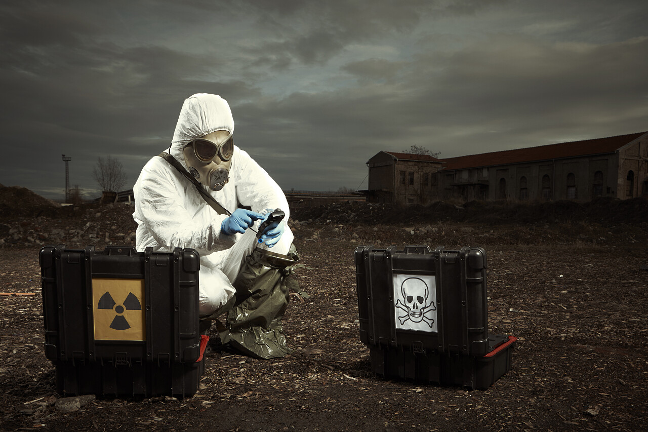 阴云密布下采集污染环境样本中的人