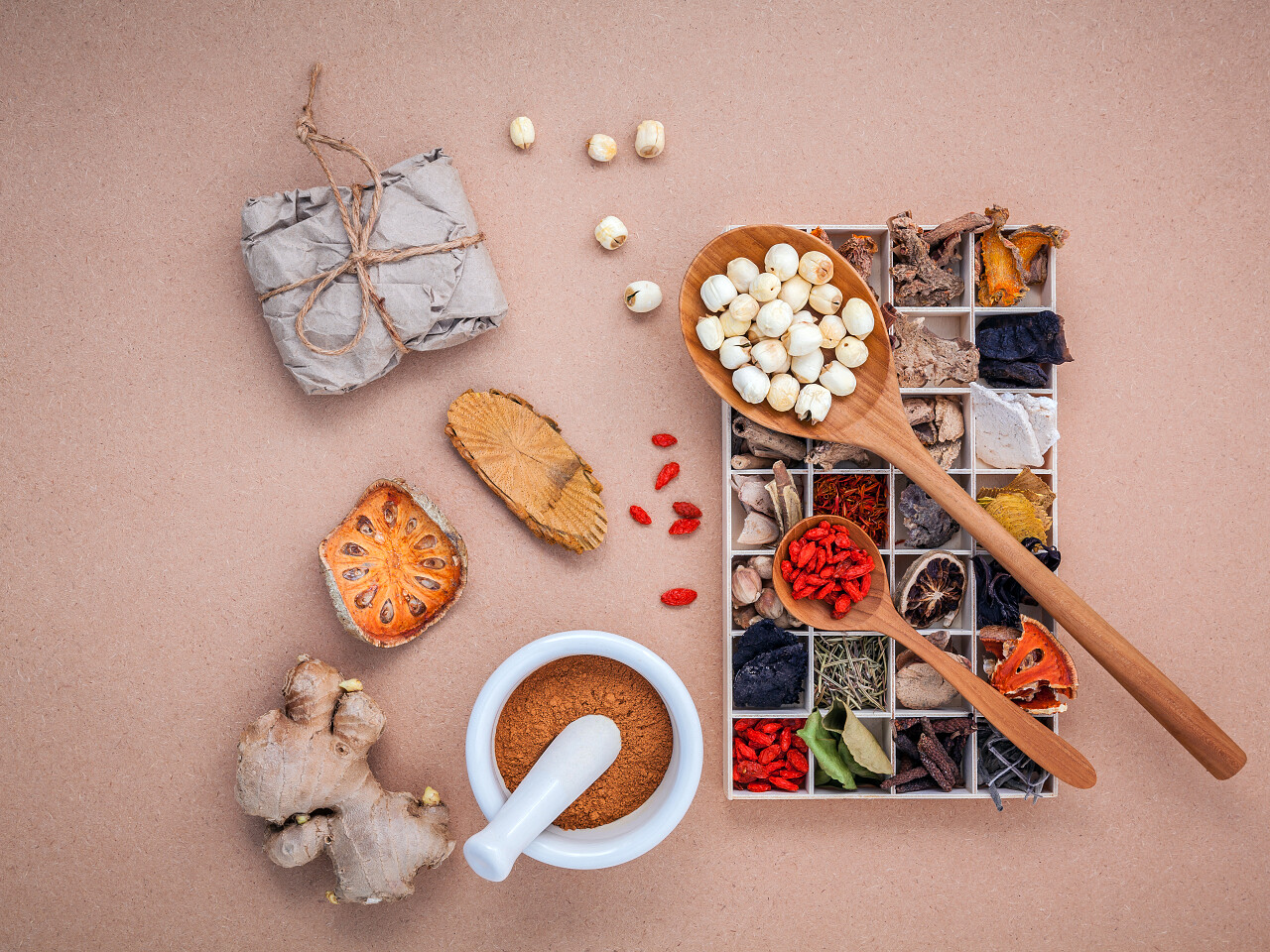 棕色背景下替代保健干燥各种中草药素材