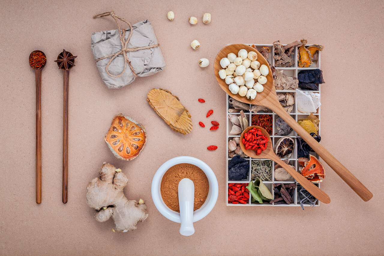 棕色背景下替代保健干燥各种的中草药素材