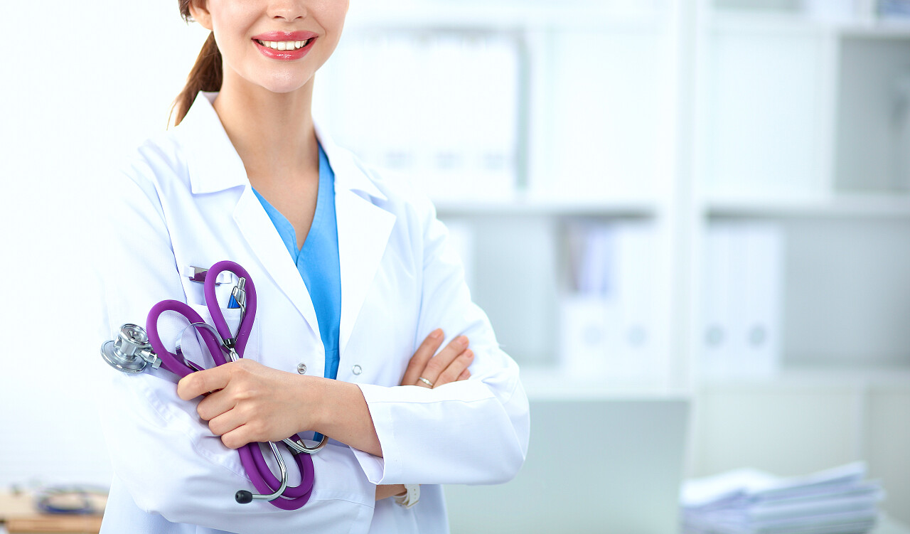 穿着白衣站在医院的年轻女医生的画像