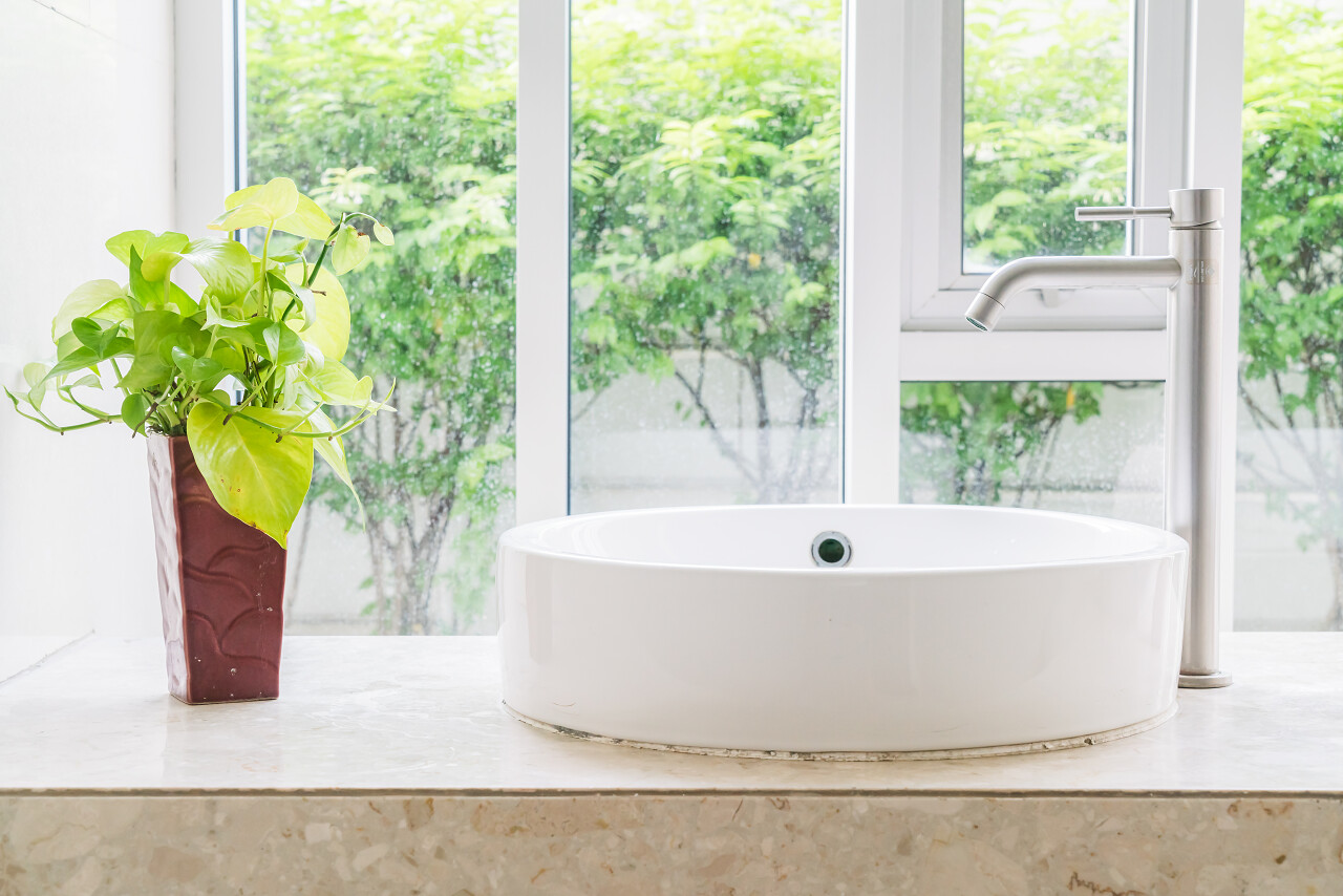 卫生间的水龙头和水槽装饰