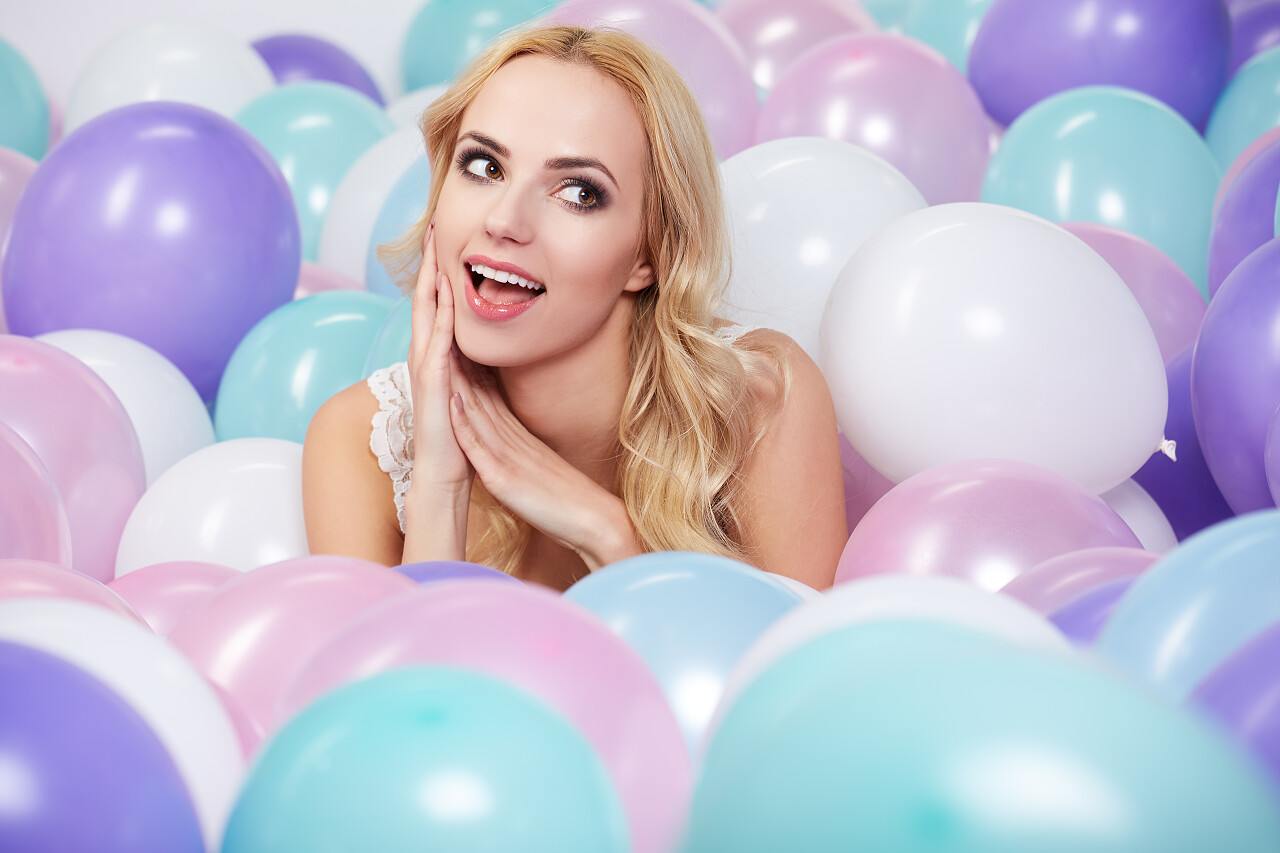 白色背景下喜庆可爱的女孩与五颜六色的气球