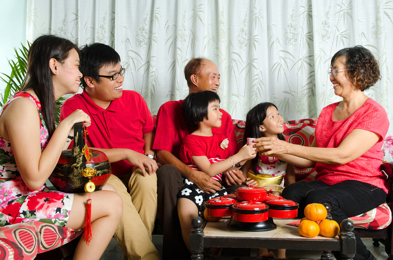 中国新的一年孙女向祖母敬茶特写拜年除夕