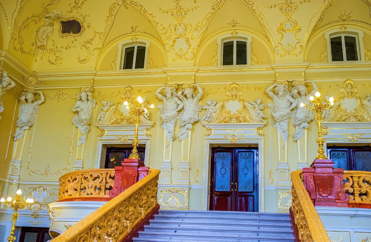 白色背景下金灿灿华丽的歌剧院